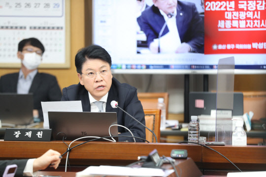 장제원 국민의힘 의원이 20일 대전시청 대회의실에서 열린 국회 행정안전위원회의 대전시ㆍ세종시 국정감사에서 오전에 참석하지 않은 야당 의원들을 비판하고 있다. [연합뉴스]